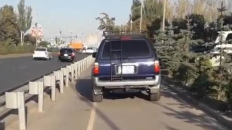 «Тойота» едет по тротуару. Видео
