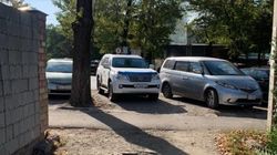 Lexus припарковался, заблокировав выезд. Фото Мээрим
