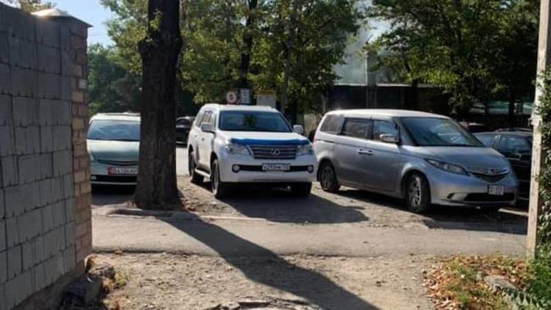 Lexus припарковался, заблокировав выезд. Фото Мээрим
