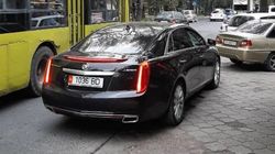 Cadillac SRX остановился на остановке, мешая троллейбусам и автобусам. Фото
