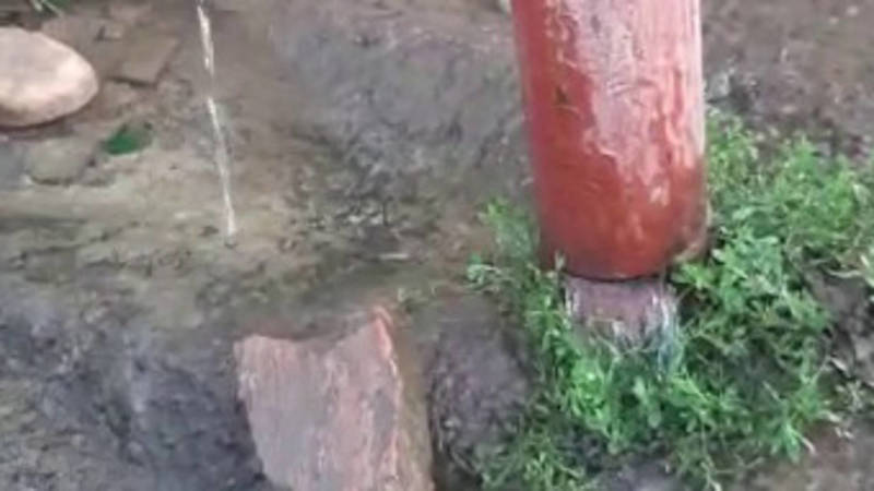 На Партизанской прорвало колонку, вода топит дорогу. Видео