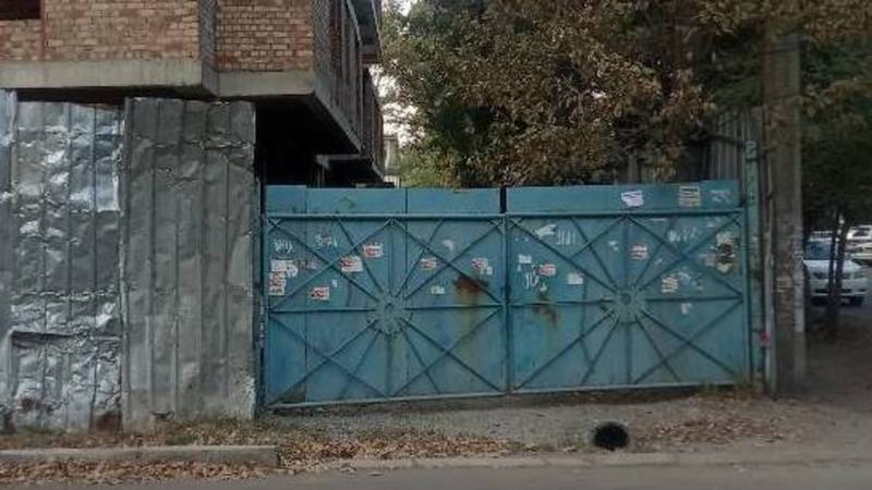 На Кулатова стройкомпания захватила тротуар? Фото горожанина