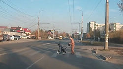 «Фит» едва не сбил девушку с коляской на зебре. Видео