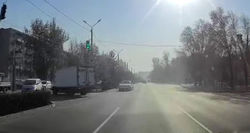 Водитель выехал на встречку на Жукеева-Пудовкина. Видео Водитель выехал на встречку на Жукеева-Пудовкина. Видео