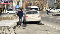 «Камри» припаркована на остановке. Фото «Камри» припаркована на остановке. Фото