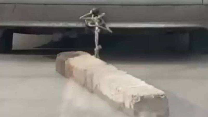 «Мерседес» на буксире везет бетонный блок. Видео