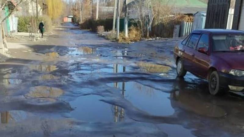 Горожанин жалуется на состояние дороги в переулке Аральский. Фото