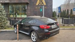 BMW X6 припаркован на зебре. Фото BMW X6 припаркован на зебре. Фото