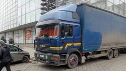 Фура припаркована на тротуаре. Фото горожанина Фура припаркована на тротуаре. Фото горожанина