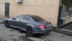 Возле Свердловского суда «Хонда» и «Мерседес» припаркованы на тротуаре. Фото