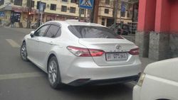 «Камри» припаркована в неположенном месте на Токтогула. Фото