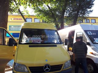 Родители учеников частной школы в Джале устроили незаконную парковку