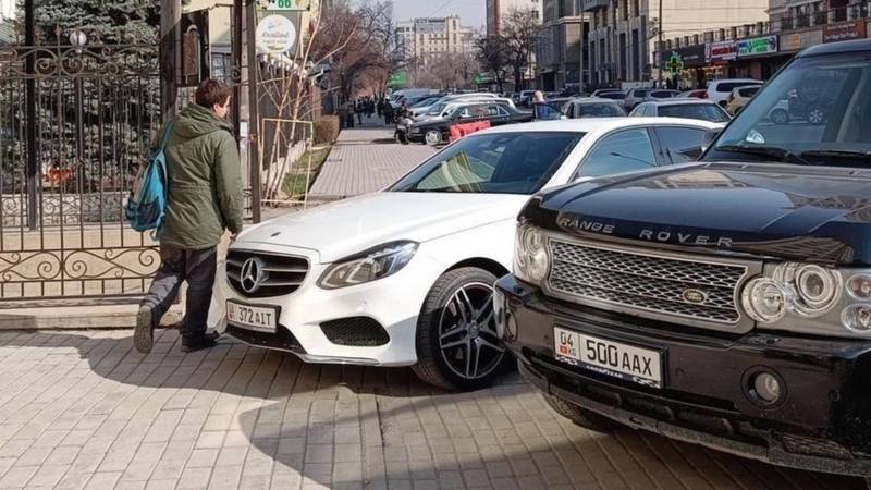 Два Lexus LX 570, «Мерседес E200» и «Рендж Ровер» припаркованы на тротуаре. Фото
