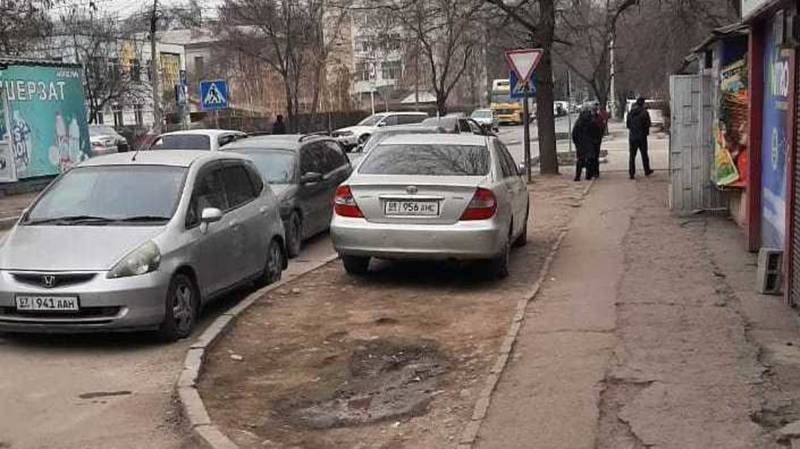 «Камри» припаркована на месте для газона. Фото