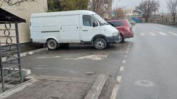 Возле «Бишкекгорводоканала» тротуар упирается в парковку. Фото горожанина