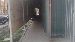 Стройкомпания захватила часть тротуара. Фото