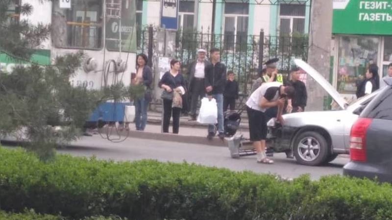 Троллейбус оторвал бампер легковушке, заезжая на остановку. Фото