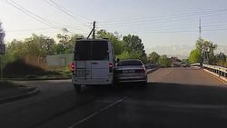 На Орозбекова бус, совершая обгон, врезался в легковушку. Видео