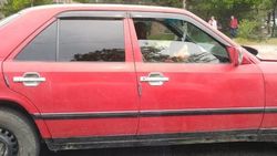 Ребенок сидит на переднем сидении «Мерседеса». Фото