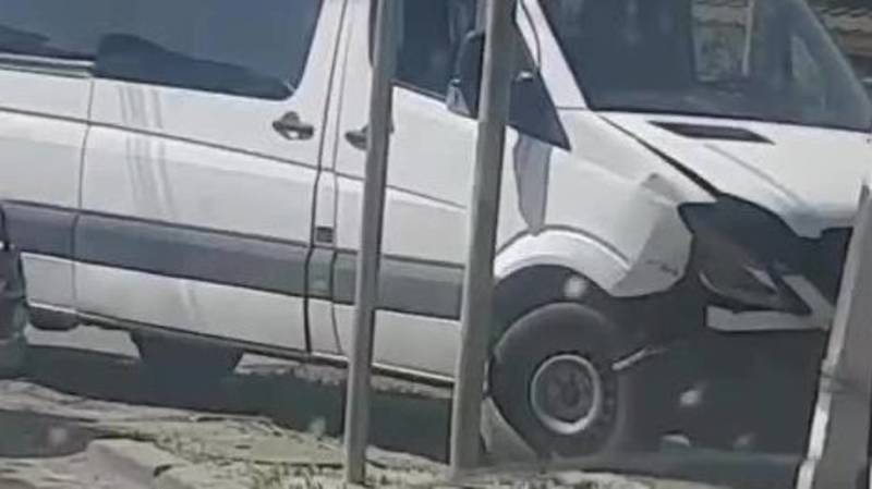 На Орозбекова бус попал в аварию. Видео с места ДТП