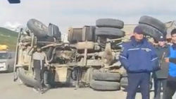 На трассе Бишкек-Ош перевернулся КамАЗ. Видео