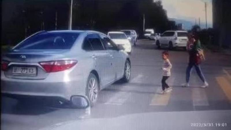 «Камри» едва не сбила девочку на «зебре». Видео