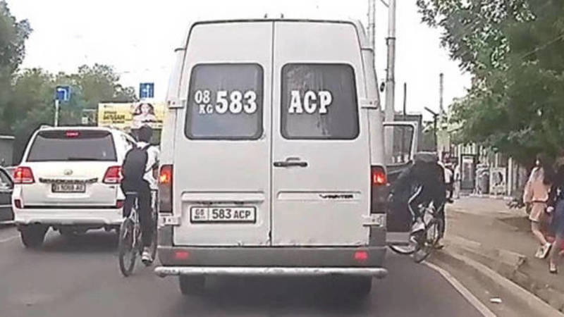 Пассажир дверью снес проезжающего велосипедиста. Маршрутка водворена на штрафстоянку