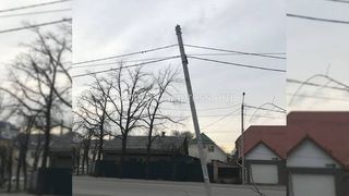 На Токтоналиева-Айни столб наклонился в результате ДТП