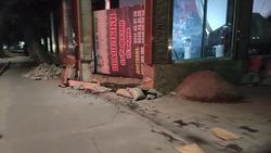 Законно ли кафе Silk Way делает новый вход к пристройке? Фото горожанина