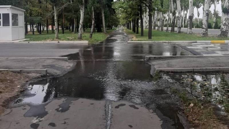 На Айтматова «поливают» тротуар? Фото горожанки