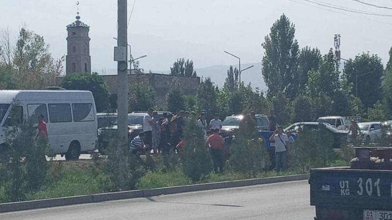 В Бишкеке «Фит» перевернулся в результате ДТП. Есть пострадавшие