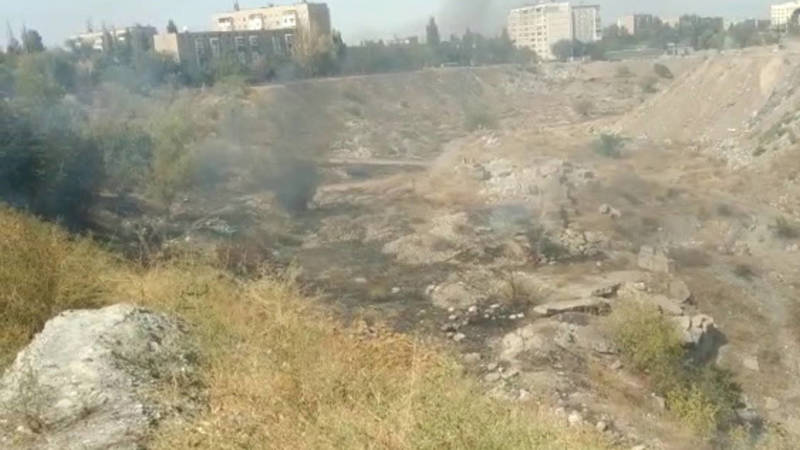 В карьере в 11 мкр что-то горит. Видео