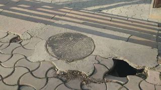 Дыру в тротуаре на перекрестке Абдрахманова-Московской залатают с наступлением теплой погоды