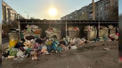 В 11 мкр скопился мусор