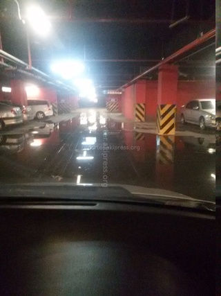 На автостоянке в здании «Бишкек Парка» около 2 недель огромная, никуда не стекающая лужа, безопасно ли это? - читатель <b><i> (фото) </i></b>