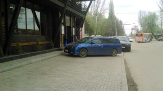 Из-за парковки машин на тротуаре возле «Империи пиццы» в «Аламедине-1» детям и мамам с колясками приходится идти по проезжей части, - житель <b><i>(фото)</i></b>