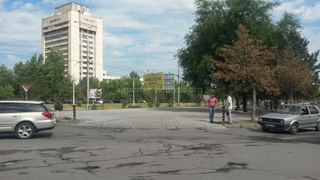 Кому теперь принадлежит автостоянка напротив ресторана «Аврора»? - читатель <b><i>(фото)</i></b>