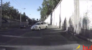 На проспекте Манаса на мосту с Л.Толстого по встречной полосе спускались авто, - читатель <b><i>(видео)</i></b>