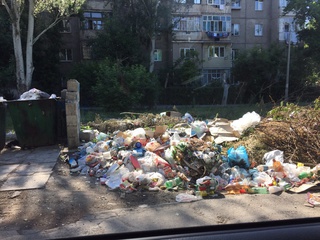 В 10 микрорайоне не убирают мусор, - читатель <b><i>(фото)</i></b>