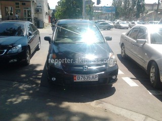 Читатель прислал фото: « На Токтогула-Ибраимова паркуются прямо на пешеходной полосе движения.»
