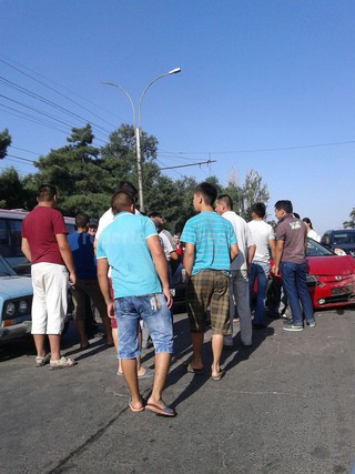 На Дэн Сяопина-Кайназарова произошло ДТП, из-за чего создалась крупная пробка, - читатель <b><i>(фото)</i></b>