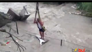 Сотрудник ДПС помог вытащить машину из реки, - читатель <b><i>(фото, видео)</i></b>