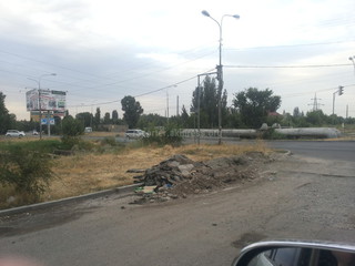 В «Кок-Жаре» на месте, где проводились работы городскими службами, больше месяца лежит разрушенный асфальт и щебень, - читатель <b><i>(фото)</i></b>