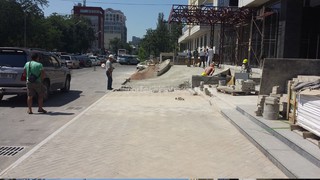 Застройщик по ул. Токтогула, перегородивший тротуар, уведомлен о скорейшем завершении работ, - Бишкекглавархитектура