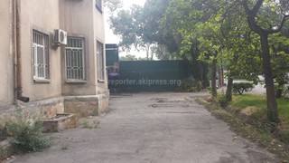 На пересечении улиц Эркиндик-Линейная застройщик перекрыл тротуар и частично проезжую часть, - читатель <b>(фото)</b>