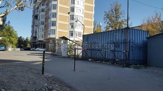 Законно ли установление шлагбаума, перекрывшего въездную дорогу в 4-й мкр со стороны улицы Каралаева между домами №26/1 и 26 «б»? - читатель <i>(фото)</i>