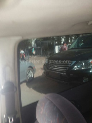 Машина со скрытыми номерами приехала на одну из УИК, ЛПС бездействует, - читатель <i>(фото)</i>