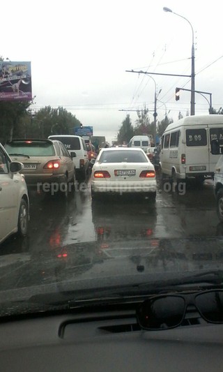 Читатель сообщает об образовавшейся пробке по улице Шабдан Баатыра от улицы Горького до проспекта Чуй (фото) Читатель сообщает об образовавшейся пробке по улице Шабдан Баатыра от улицы Горького до проспекта Чуй (фото)