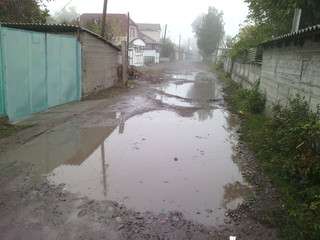 В городе Кара-Балта на улице Комарова почти месяц стоят огромные лужи, образовавшиеся из-за прорыва водопроводной трубы, - читатель <i>(фото)</i>