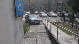 Автомашина с госномером B0011X припарковалась у входа к центру для слепых и глухих, перекрыв вход, - горожанин (фото)